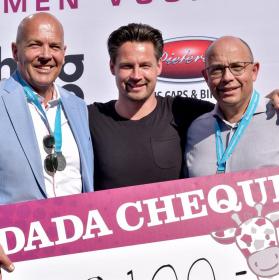 DaDa Ambassadeur Thomas Verhoef neemt cheque met astronomisch bedrag van 110.100 euro in ontvangst tijdens de Run for Value