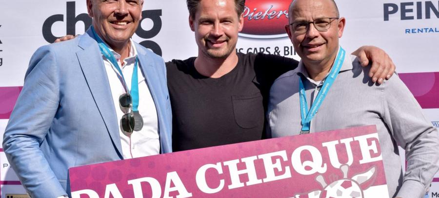DaDa Ambassadeur Thomas Verhoef neemt cheque met astronomisch bedrag van 110.100 euro in ontvangst tijdens de Run for Value