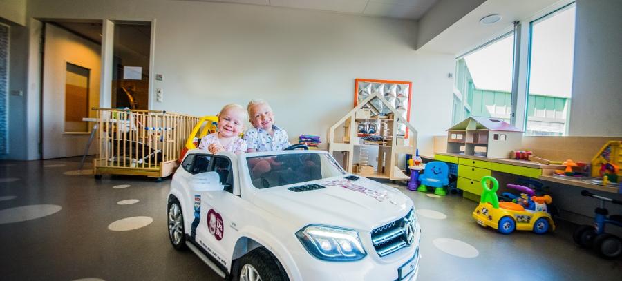 Bosch Car Service schenkt 65 elektrische mini-autootjes aan Stichting DaDa