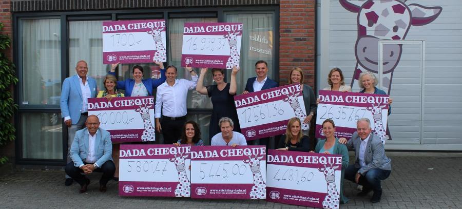 Uitreiking cheques DaDa Run for Value 2018