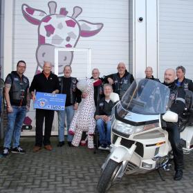 Motorvrienden overhandigen cheque