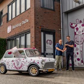 AutoFirst schenkt ‘De DaDa Mobiel’ aan Stichting DaDa