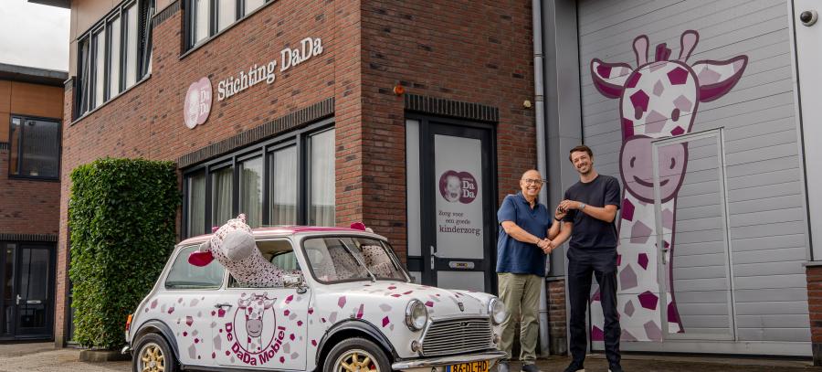 AutoFirst schenkt ‘De DaDa Mobiel’ aan Stichting DaDa